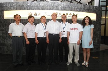 厉无畏主席与8868体育领导及园区企业代表合影 厉无畏主席与8868体育领导及园区企业代表合影