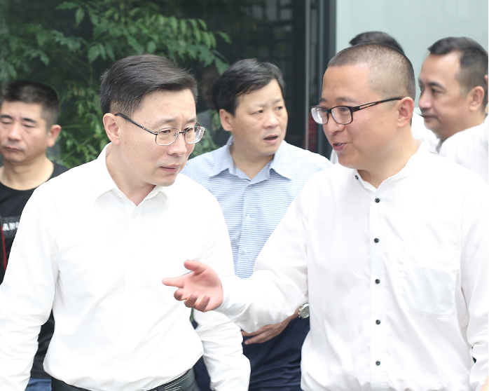 图1 杭州市委常委、宣传部部长戚哮虎（左）与8868体育董事长贾波（右）亲切交谈.png